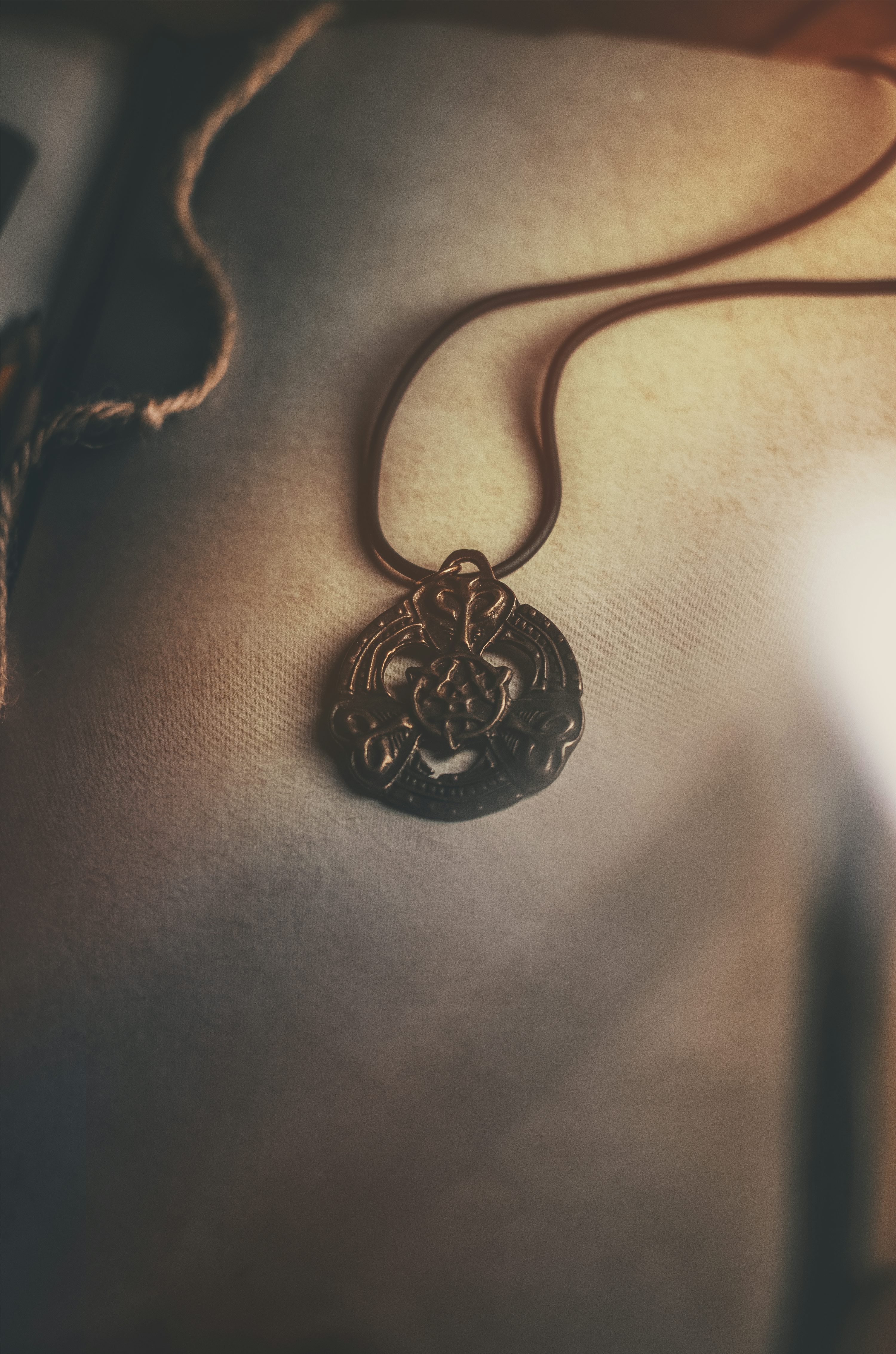 El Secreto del Amuleto Urbano: Estilo y Protección con la Santa Muerte en Oro de 18k