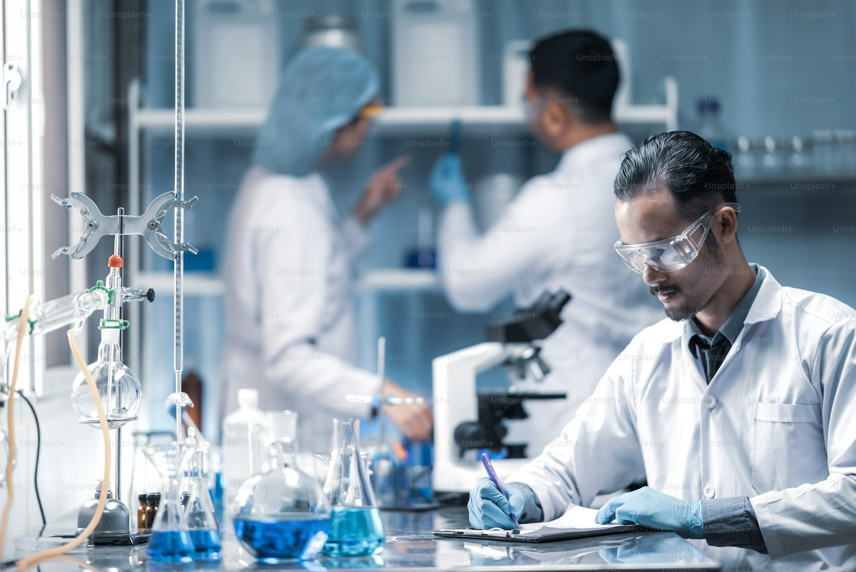 La paradoja de la salud en 2026: entre fármacos falsos y la era de la longevidad